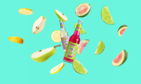 Moderne Arbeitsumgebung mit einem Laptop, Schreibwaren und einer grünen Pflanze auf dem Schreibtisch.